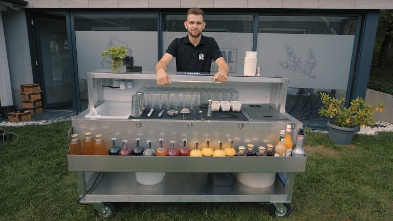 Bartenderbehindmobilebar01