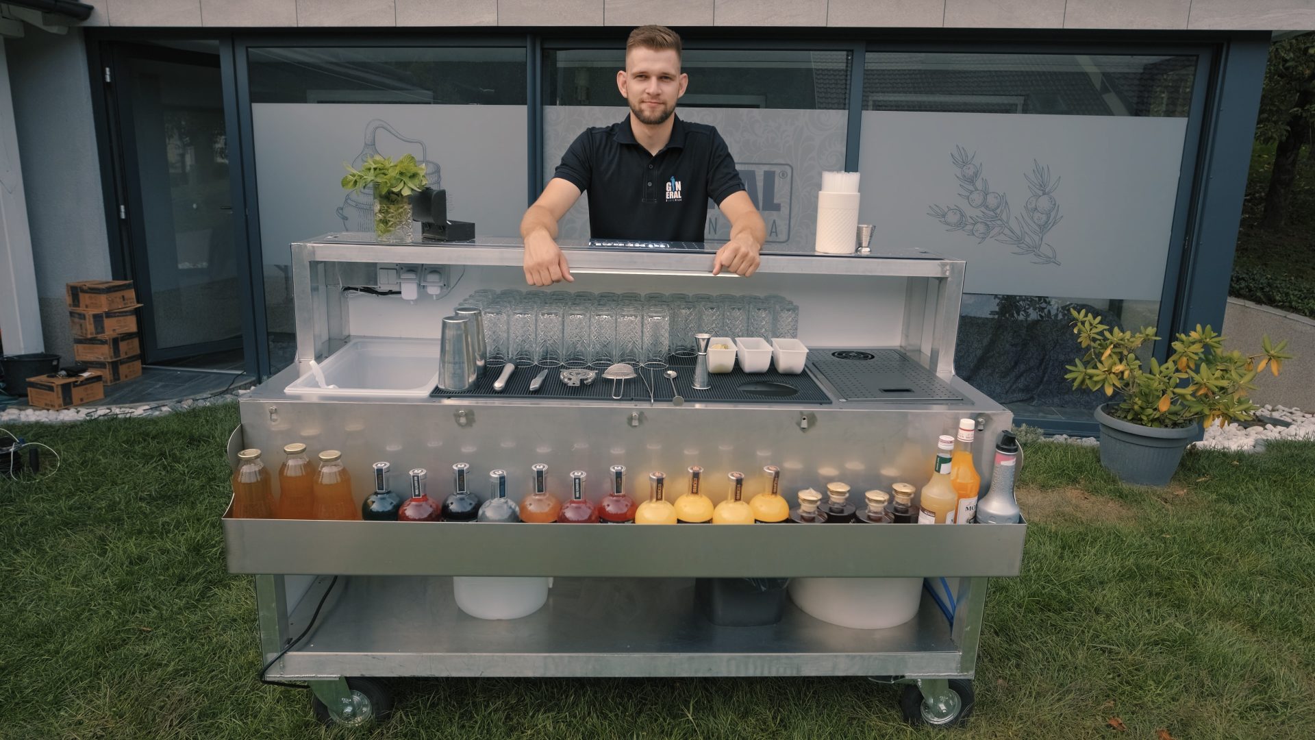 BartenderBehindMobileBar02 - Gineral Bartenderbehindmobilebar02